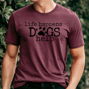 Life Happens Dogs Help | Hunde T-Shirt | Dog Lover Shirt | Geschenk für Hundeliebhaber & Dog Mamas | Dog Dad shirt |Dog Mom Shirt | Gift maroon