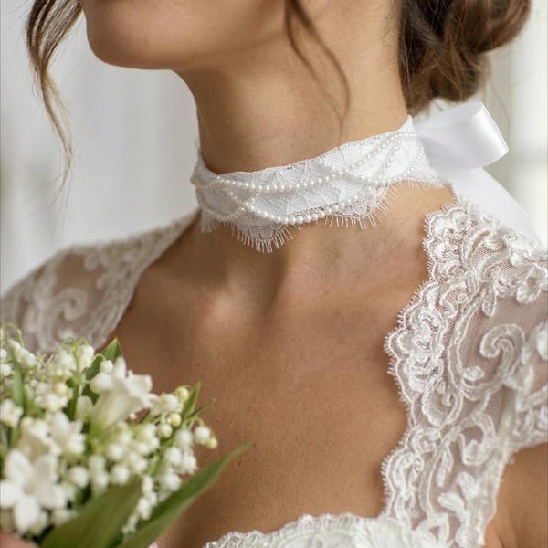 Bridal Lace Choker with Pearls, Chantilly Lace Wedding Choker Necklace, Romantic Victorian Pearl Lace Choker, Elegant Bride Jewelry