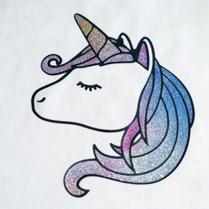 Puede incluir: Ilustración de una cabeza de unicornio brillante sobre un fondo blanco. El unicornio tiene un cuerno dorado y plateado, ojos cerrados y una melena fluida en tonos morados y azules. El contorno es negro.