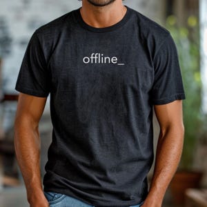 Maglietta minimalista offline, maglietta per la disintossicazione digitale, maglietta con umorismo tecnologico, maglietta per scollegarsi, maglietta stile terminale, maglietta da programmatore, maglietta grafica tecnologica minimalista, geek
