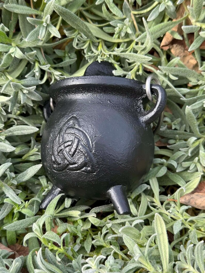 Triquetra Cast Iron Cauldron With Lid & Handle – Wiccan and Pagan ...