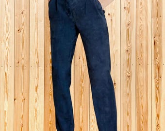 Op de afbeelding: Broek met hoge taille in een diep marineblauwe kleur, voorzien van een gestructureerde tailleband, een knoopsluiting aan de voorzijde en twee zijzakken. De broek heeft een rechte snit met subtiele plooien bij de taille voor een getailleerde look.