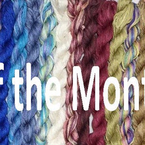 Puede incluir: Una pancarta con el texto "Colour of the Month Club" que se muestra sobre un fondo de hebras de hilo de colores.