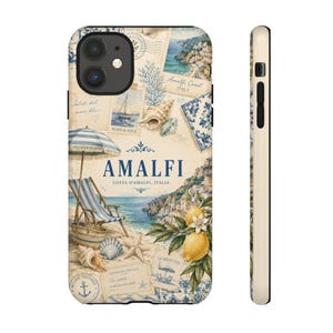 Peut inclure: Une coque de téléphone avec un collage sur le thème d'Amalfi, en Italie, illustrant une chaise de plage, un parasol, des citrons, des coquillages et un voilier. Le texte indique AMALFI COSTA D'AMALFI, ITALIA, avec des motifs de cartes postales.