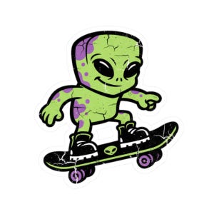 Peut inclure: Autocollant d'un extraterrestre vert avec des taches violettes faisant du skateboard sur une planche noire avec des roues violettes. L'extraterrestre porte des chaussures noires et sourit. Aspect vintage.
