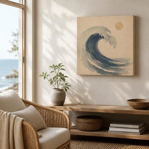 Peut inclure: Une impression d'art mural carrée représentant une vague aquarelle bleue stylisée s'écrasant sur un fond beige avec un petit cercle jaune pâle représentant le soleil dans le coin supérieur droit, dans un style de coups de pinceau texturés.