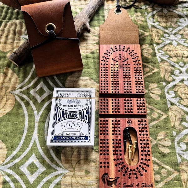Tablero de cribbage de viaje plegable, hecho a mano en cuero y madera, con 3 pistas y 120 agujeros.