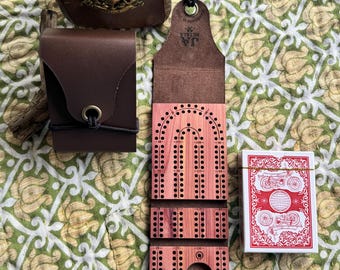 Scout - Tablero de cribbage plegable de viaje, hecho a mano en cuero y madera - 120 agujeros