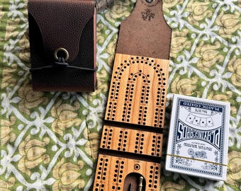 Roadie - Tablero de cribbage plegable de viaje, hecho a mano en cuero y madera - 120 agujeros