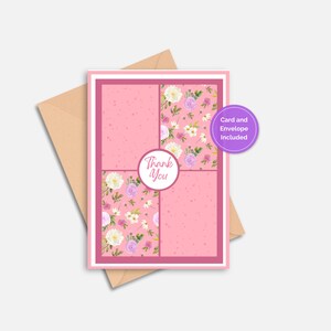 Op de afbeelding: Een rechthoekige wenskaart met een roze rand en een ontwerp met vier panelen, bestaande uit afwisselende secties van effen roze met kleine stippen en een bloemenpatroon van witte en paarse bloemen. Een centrale cirkel bevat de tekst Thank You.
