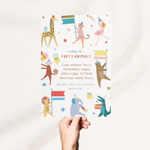Puede incluir: Una invitación rectangular con el texto "Calling All... PARTY ANIMALS" y detalles de la fiesta. La invitación presenta ilustraciones coloridas de animales de fiesta, como una jirafa, un mono y un elefante.
