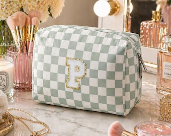 Pochette per cosmetici a quadri verde salvia: toppa personalizzata con lettere in ciniglia, pochette da viaggio elegante per articoli da toilette, organizer cosmetico personalizzato, regalo per damigella d'onore