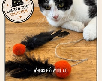 Baguette pour chat en laine naturelle et plumes | Balle de laine et plumes de coq | Jouet interactif pour chat | Baguette en bois faite main | Enrichissement naturel pour chat