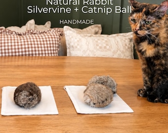 Handgemaakte kattenbal van konijnenhuid met kattenkruid, zilverwijnstok en wollen vulling.