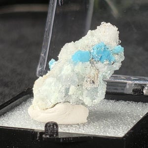 Creedite with Cyanotrichite – Dachang, Guizhou, China – Thumbnail Crystal in Perky Box Display – Collector Specimen