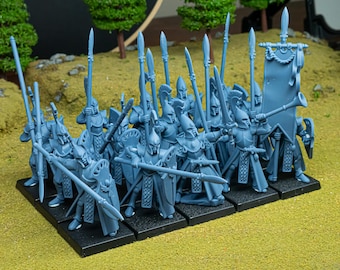 Może przedstawiać: Grupa niebieskich miniaturowych figurek wojowników fantasy, z których każdy jest uzbrojony w włócznie, miecze i tarcze. Niektóre figurki trzymają transparenty i trąbki. Figurki są ustawione na czarnej podstawie, na tle zielonego terenu i miniaturowych drzew.
