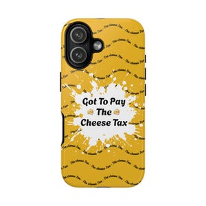 Può includere: Custodia per telefono gialla con la scritta "Got To Pay The Cheese Tax" in nero. Il design include un effetto schizzo bianco e le parole "The cheese Tax" ripetute sui bordi.