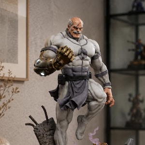 Könnte beinhalten: Eine muskulöse, kahle Actionfigur mit grauer Haut und Schnurrbart, die einen dunklen Lendenschurz und einen metallischen Handschuh am rechten Arm trägt. Die Figur steht auf einem trümmerreichen Sockel mit Ampel, Hydrant und violettem Rauch.