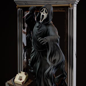 Op de afbeelding: Een gedetailleerd beeldje van een figuur in een zwarte mantel en wit spookmasker met een mes, staand voor een deuropening. Een crèmekleurige draaischijftelefoon staat op een kleine houten tafel naast een uitgesneden pompoen met een spookgezicht.