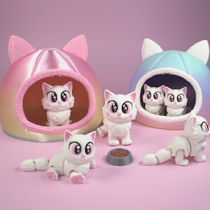 Könnte beinhalten: Eine Sammlung weißer Katzenfiguren mit rosa Akzenten und großen Augen. Die Katzen sind in verschiedenen Positionen dargestellt, einige in der Nähe von katzenförmigen Betten. Eine kleine graue Schüssel mit braunem Futter ist ebenfalls vorhanden. Der Hintergrund ist ein zartes Rosa.