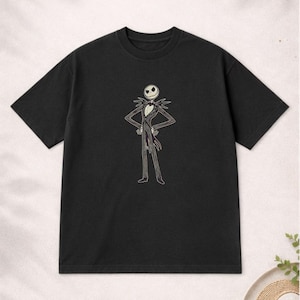 Puede incluir: Camiseta negra de cuello redondo con una ilustraci&oacute;n de dibujos animados de Jack Skellington de Pesadilla antes de Navidad. El personaje est&aacute; representado con su traje caracter&iacute;stico con los brazos en jarras. Una camiseta divertida para los fans de la pel&iacute;cula.