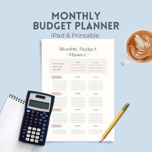 Peut inclure: Un planificateur budgétaire mensuel beige clair avec le texte "MONTHLY BUDGET PLANNER iPad & Printable". Une calculatrice, une tasse de café, un crayon et un bloc-notes sont sur une surface bleu clair.