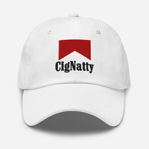 Könnte beinhalten: Weiße Baseballkappe mit einem rot-weißen Logo und dem Text "CigNatty" in Schwarz gestickt. Die Kappe hat einen gebogenen Schirm und einen verstellbaren Riemen auf der Rückseite.