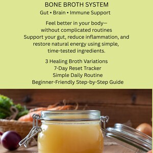 Op de afbeelding: Een glazen pot gevuld met een goudkleurige vloeistof, waarschijnlijk bottenbouillon, staat op een houten oppervlak. De pot is open, met het deksel ernaast. Tekst bovenaan luidt "PURE NATURE BONE BROTH SYSTEM" en details over darmgezondheid en een 7-daagse reset.