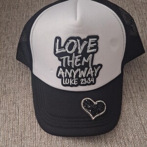 Gorra de camionero "Ámalos de todos modos" / Gorra cristiana Lucas 23:34, detalle de corazón con diamantes de imitación