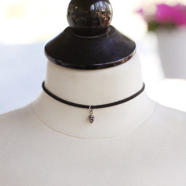 Charm Choker - Sued - Pinecone