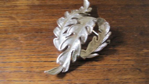 Vintage Lisner Silver Twisted Leaf Pin - image 2