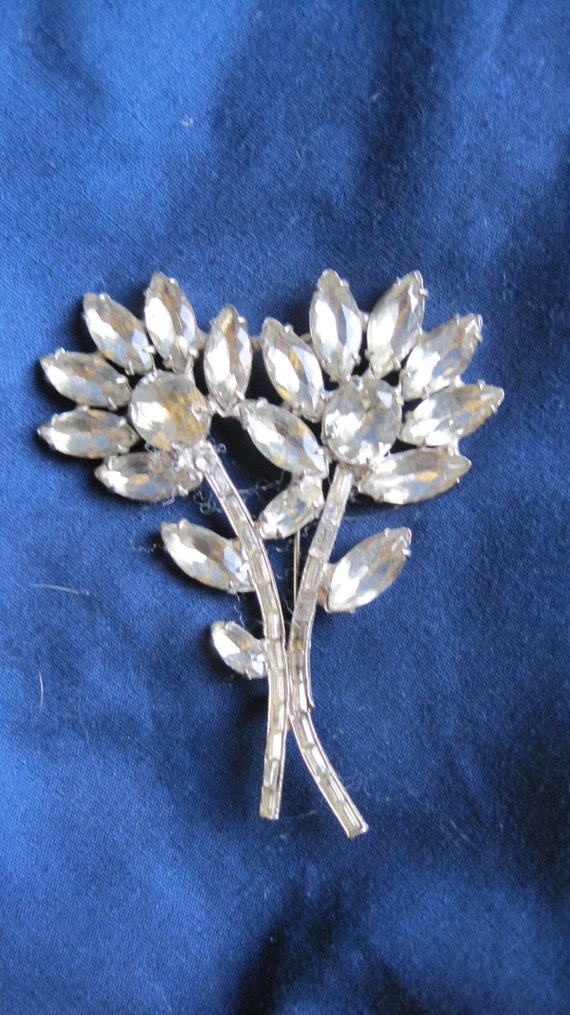 Beautiful Vintage Rhinestone Flower Brooch
