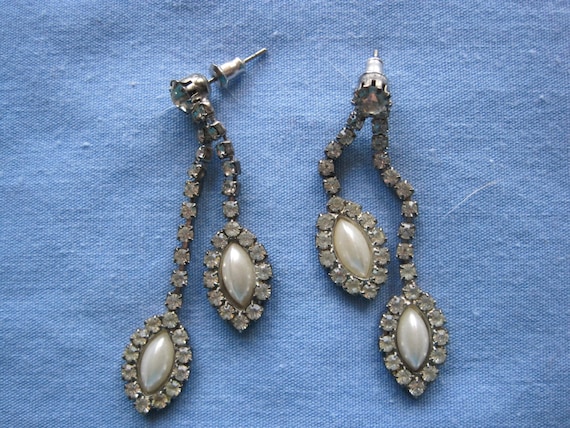 Pretty Vintage Rhinestone & Faux Pearl Teardrop Pi