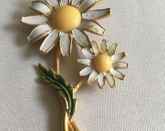 Vintage Weiss White & Yellow Enamel  Daisy Pin