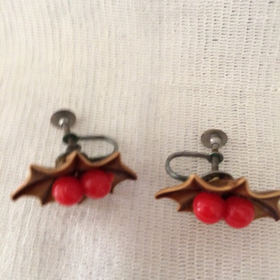 Vintage Brown Plastic Holly Earrings with Red Pla… - image 4