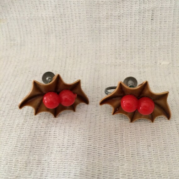 Vintage Brown Plastic Holly Earrings with Red Pla… - image 3