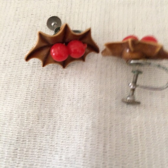 Vintage Brown Plastic Holly Earrings with Red Pla… - image 5