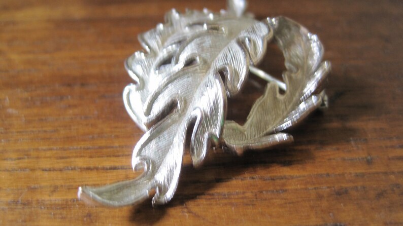 Vintage Lisner Silver Twisted Leaf Pin image 4