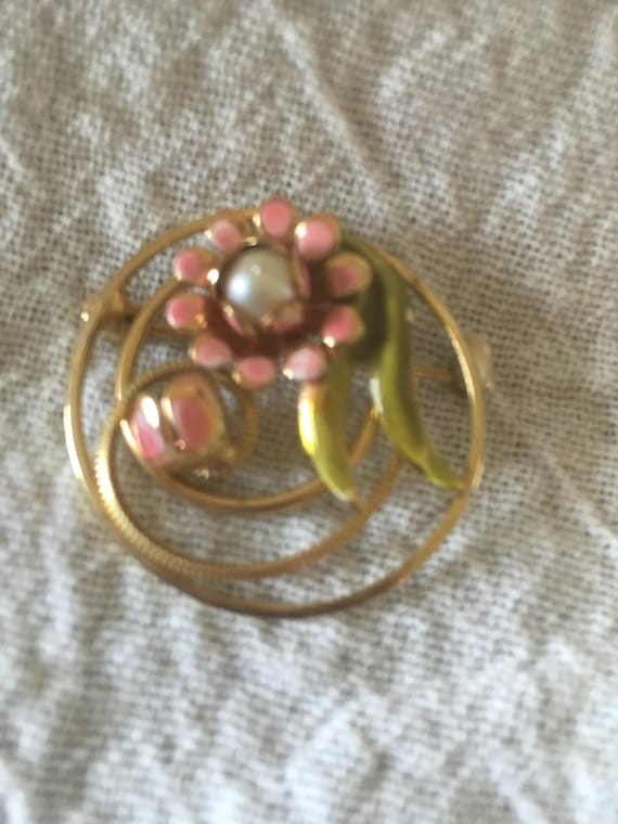 Pretty Vintage Gold Circle Brooch with Pink Enamel