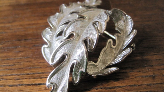 Vintage Lisner Silver Twisted Leaf Pin - image 3