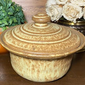 Puede incluir: Un letrero de madera rústica con el texto "Welcome to our home" en letras blancas. El letrero presenta un acabado envejecido y un diseño simple y acogedor, ideal para la decoración de la entrada.