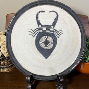 Peut inclure: Ensemble de trois mugs en céramique avec une finition mate et mouchetée. Les mugs sont dans des tons crème, gris clair et gris foncé. Chaque mug a un design simple et minimaliste, idéal pour le café ou le thé.