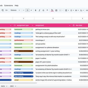 Op de afbeelding: Een screenshot van een spreadsheet met een roze en witte koptekst met het label "FALL 25". De spreadsheet bevat kolommen voor lessen, opdrachttypen, opdrachten en vervaldatums. Vinkjes geven voltooide opdrachten aan.