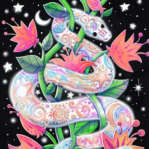 Op de afbeelding: Een kleurrijke illustratie van een slang verstrengeld met bloeiende wijnstokken tegen een zwarte achtergrond. De slang is versierd met ingewikkelde patronen en symbolen, waaronder sterren, manen en zonnen. De bloemen zijn fel oranje-roze, de bladeren groen.