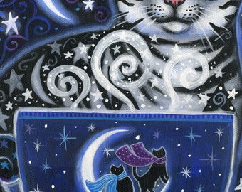 Puede incluir: Ilustración artística de un gato atigrado gris con ojos azules, mirando una taza azul llena de una luna creciente y dos gatos negros con bufandas. El fondo es un cielo nocturno azul oscuro con estrellas.