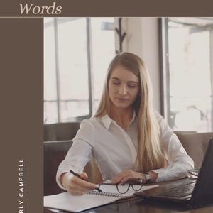 Könnte beinhalten: E-Book-Cover mit dem Titel "The Ghost Behind The Words" und dem Namen des Autors, Kimberly Campbell. Das Bild zeigt eine Person mit langen blonden Haaren, die an einem Tisch in ein Notizbuch schreibt, mit Laptop und Brille.