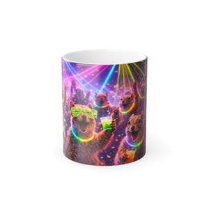 Puede incluir: Taza de cerámica blanca con un diseño colorido de ardillas de fiesta. Las ardillas se representan con gafas de neón, collares brillantes y bebidas, sobre un fondo de luces láser coloridas. Un diseño divertido y caprichoso.