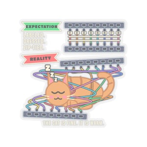 Expectativas vs. Realidad en la gestión de cables. Pegatina de gato durmiendo para laboratorio casero.