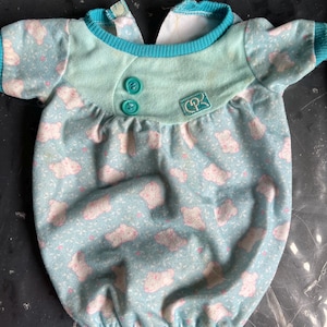 Schlafsack im Cabbage-Patch-Puppenstil, türkis, mit Hasenmotiv.