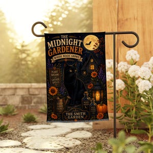 Peut inclure: Un drapeau de jardin rectangulaire illustrant un chat noir, une maison, une lanterne et des citrouilles. Le texte indique : THE MIDNIGHT GARDENER WHERE MAGIC GROWS, PLANT DREAMS GATHER SPELLS, GROW GOOD THINGS, MOON WATER, NIGHT ELIXIR et THE SMITH GARDEN.